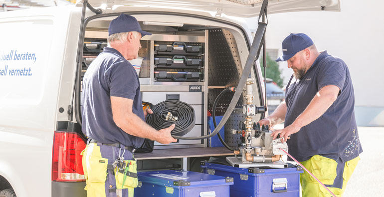 Zwei Mitarbeiter der R Geissmann AG bei der Arbeit.